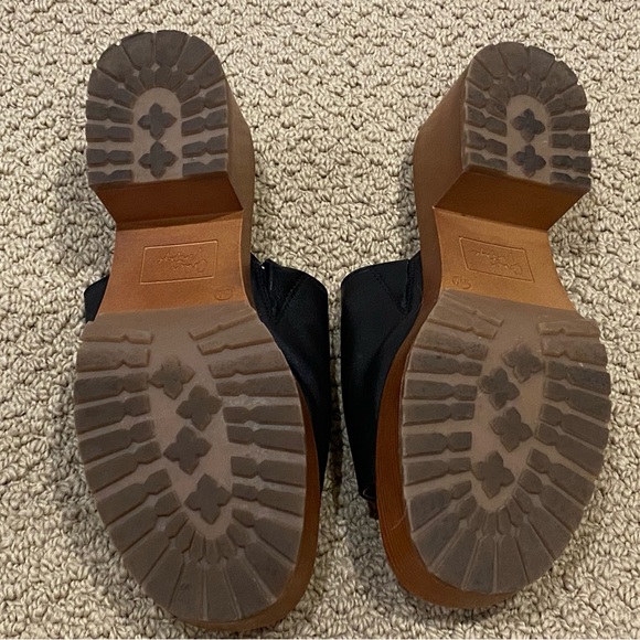 Women’s Platform Clogs - Picture 3 of 3